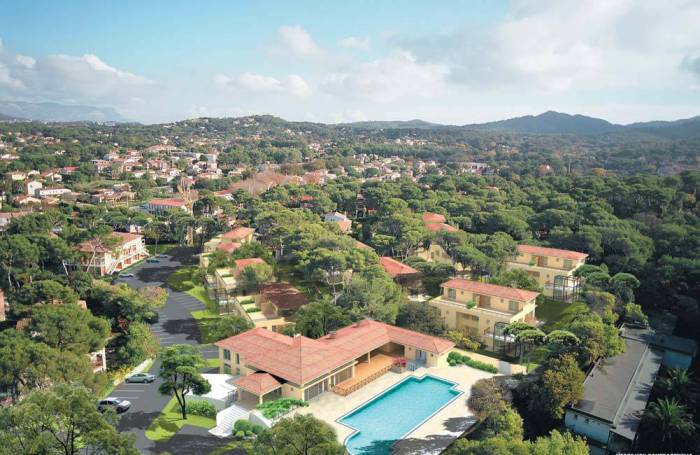 Main building, pool, with the apartment buildings behind