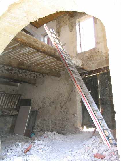Right-wing (with mezzanine) to renovate